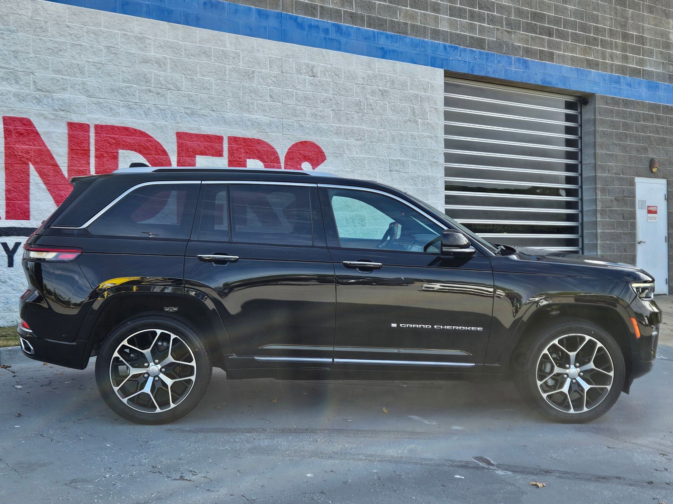2023 Jeep Grand Cherokee Summit Reserve photo 4