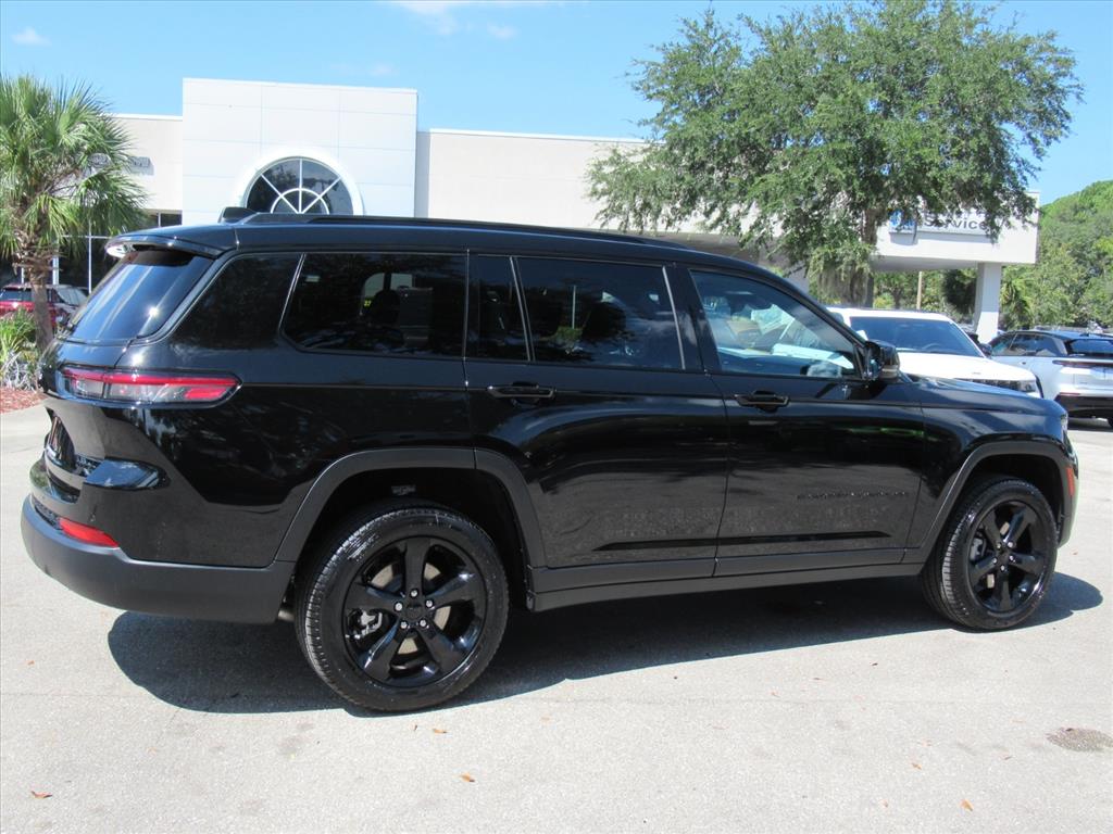 2025 Jeep Grand Cherokee Limited photo 3