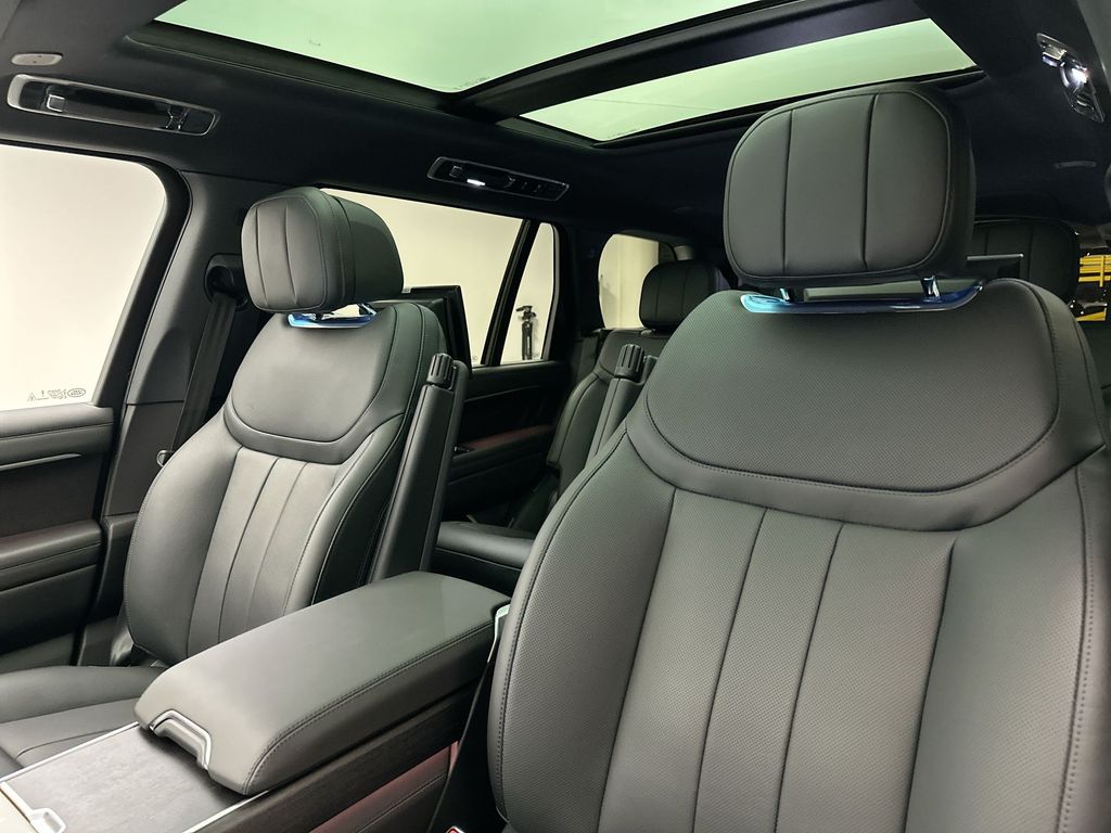 2025 Land Rover Range Rover SE photo 10