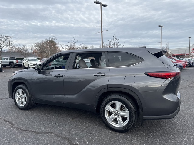 2023 Toyota Highlander LE photo 4