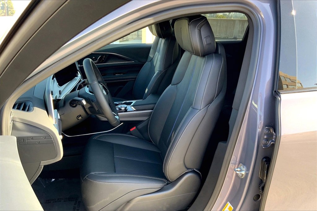 2025 Cadillac Lyriq Luxury photo 8