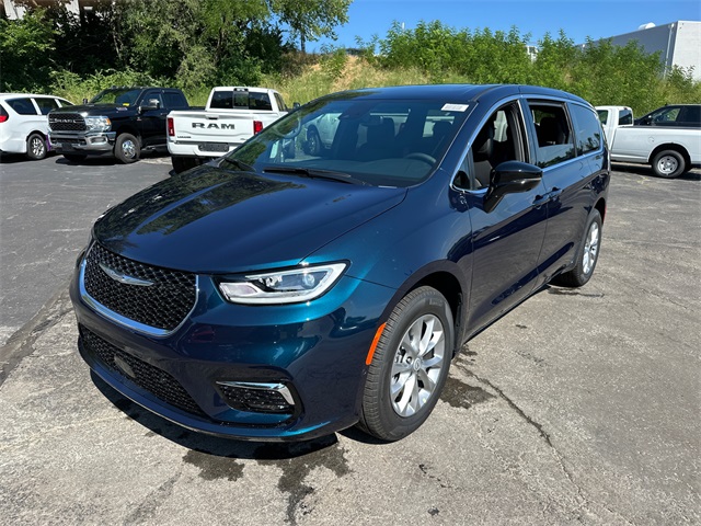 2025 Chrysler Pacifica photo 2