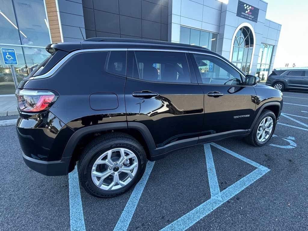 2025 Jeep Compass Latitude photo 4