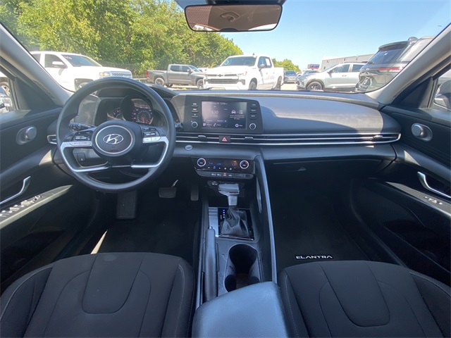 2022 Hyundai Elantra SEL photo 16