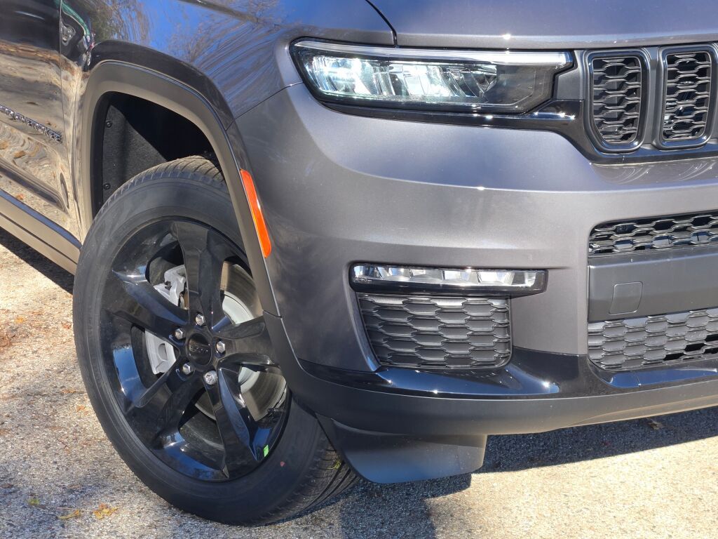 2025 Jeep Grand Cherokee Limited photo 2