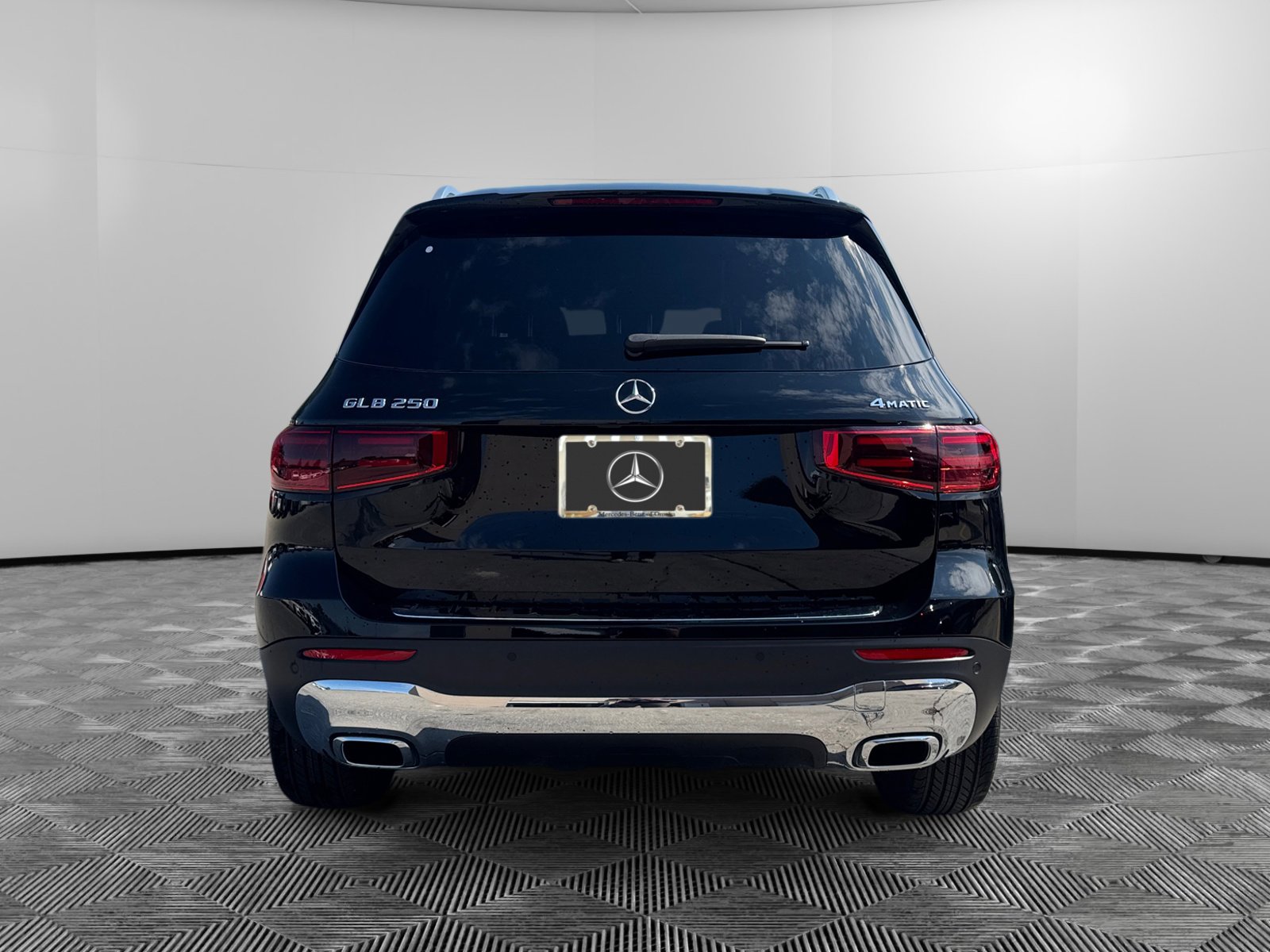 2026 Mercedes Benz GLB 250 4MATIC photo 4