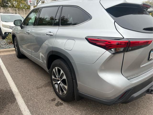 Certified 2022 Toyota Highlander XLE with VIN 5TDGZRBH2NS244345 for sale in Golden Valley, Minnesota