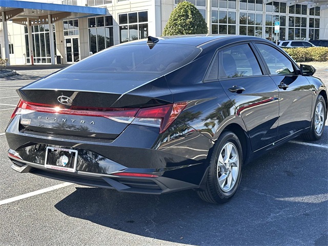 2023 Hyundai Elantra SE photo 3