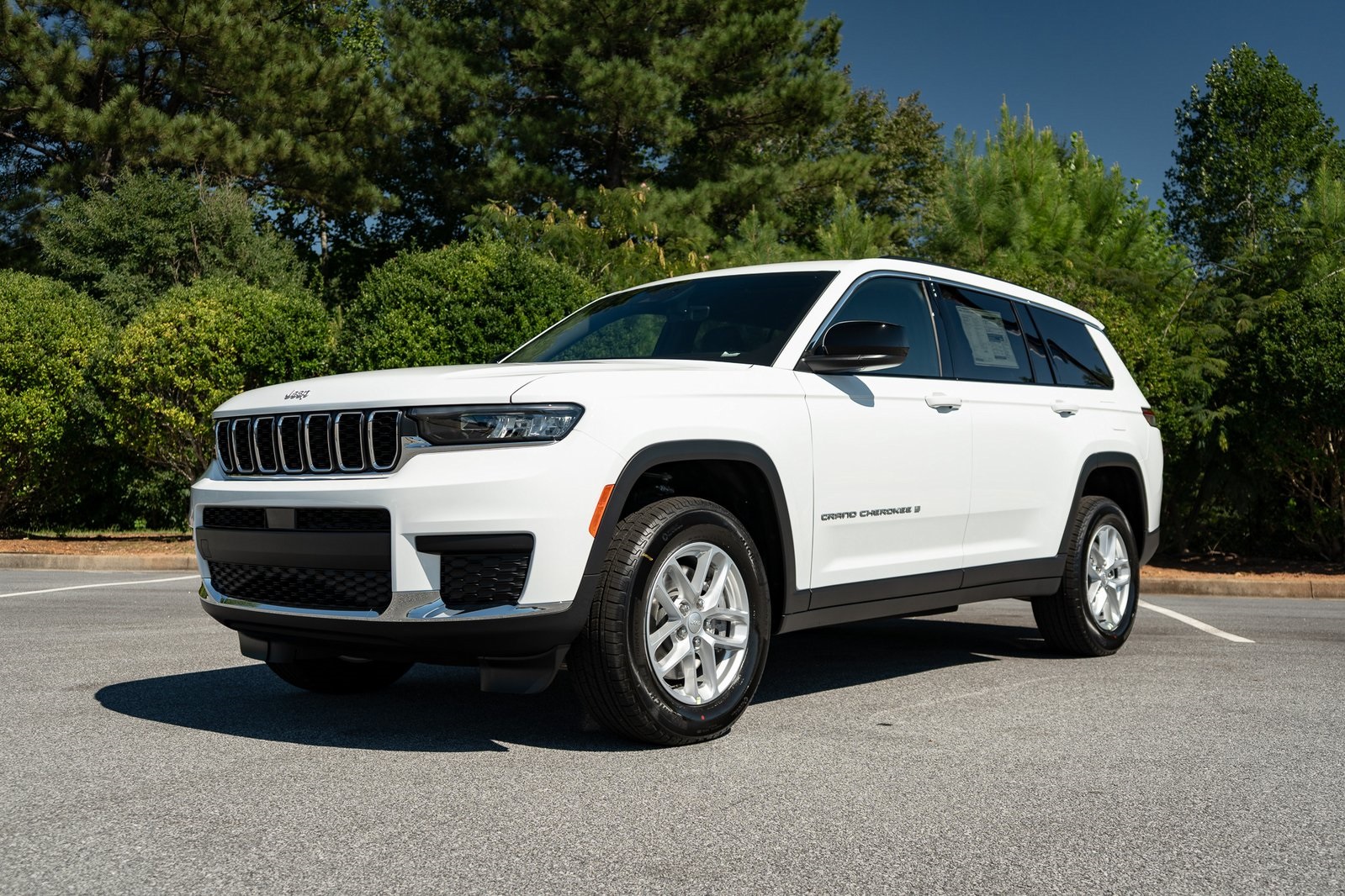 2025 Jeep Grand Cherokee Laredo photo 3
