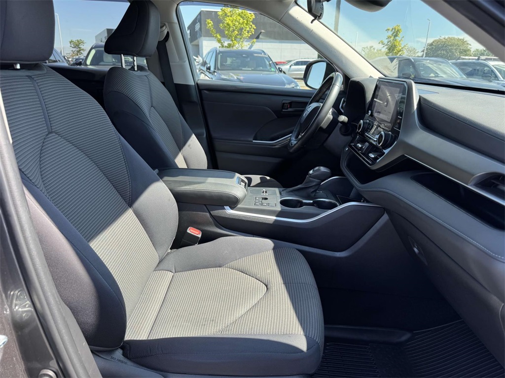 2023 Toyota Highlander Hybrid LE photo 13