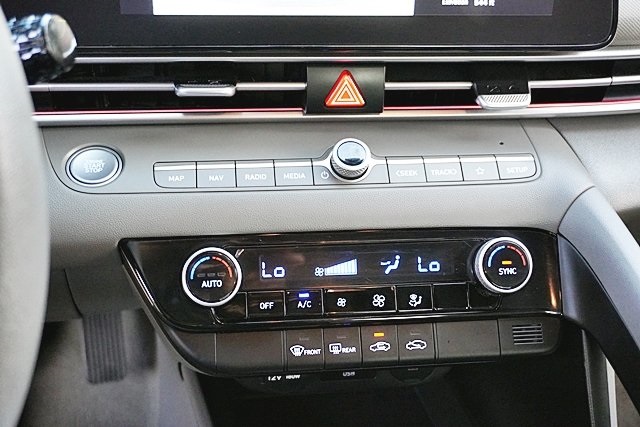 Used 2024 White Hyundai SEL image 27