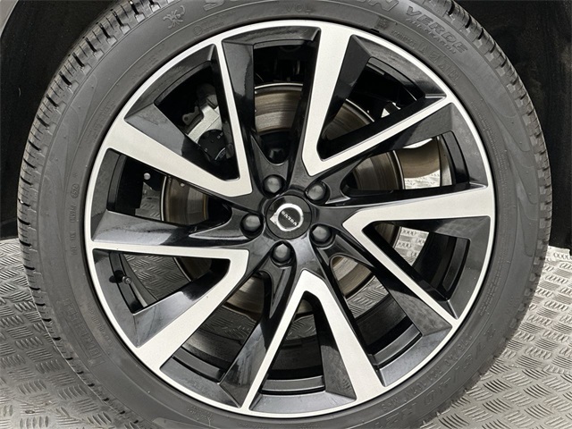 2025 Volvo XC90 B5 AWD Plus photo 2
