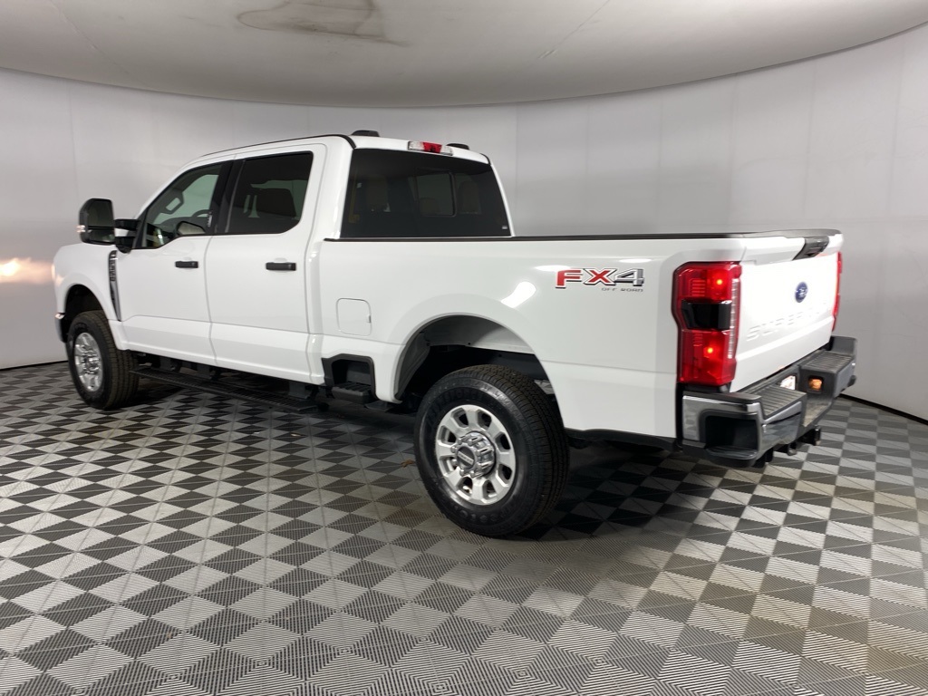 2024 Ford F-350 XLT photo 2