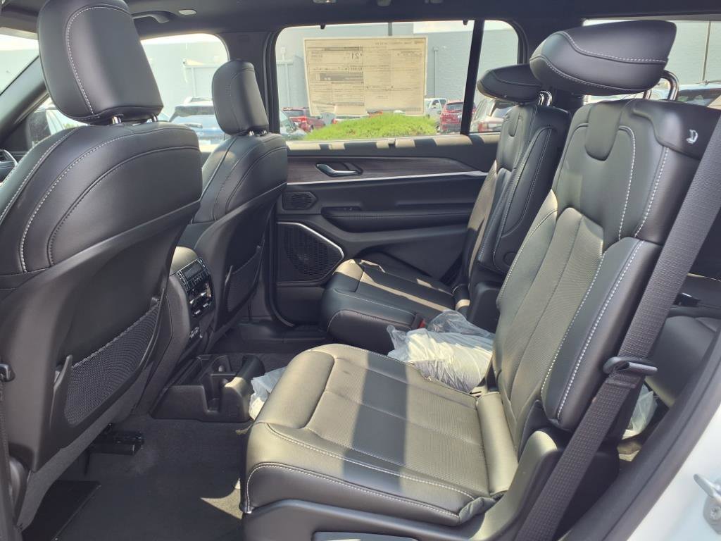 2025 Jeep Grand Cherokee Limited photo 13