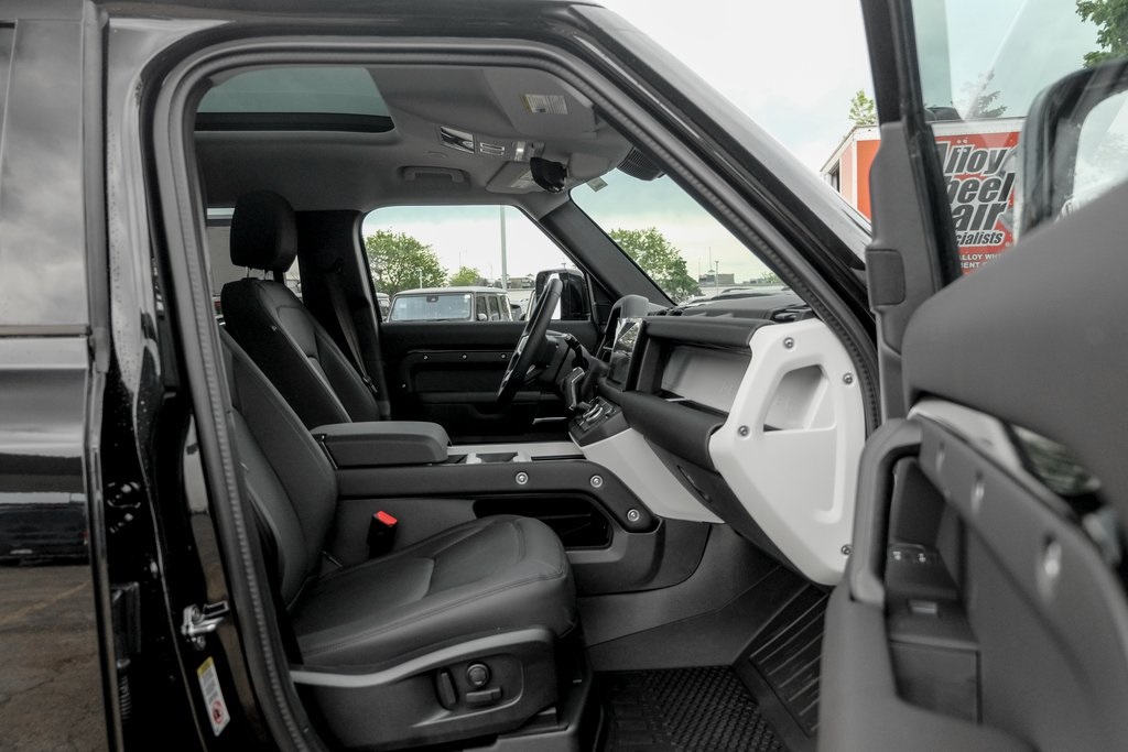 2025 Land Rover Defender 110 S photo 19