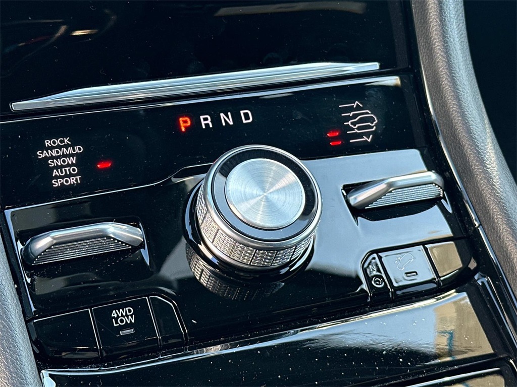 2025 Jeep Grand Cherokee Overland photo 4