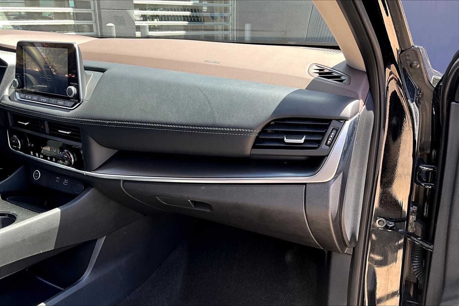 2023 Nissan Rogue SV photo 16