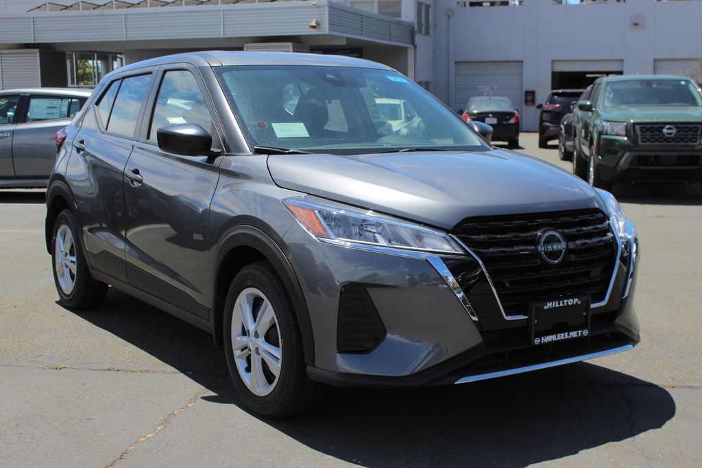 2025 Nissan Kicks Play S photo 3