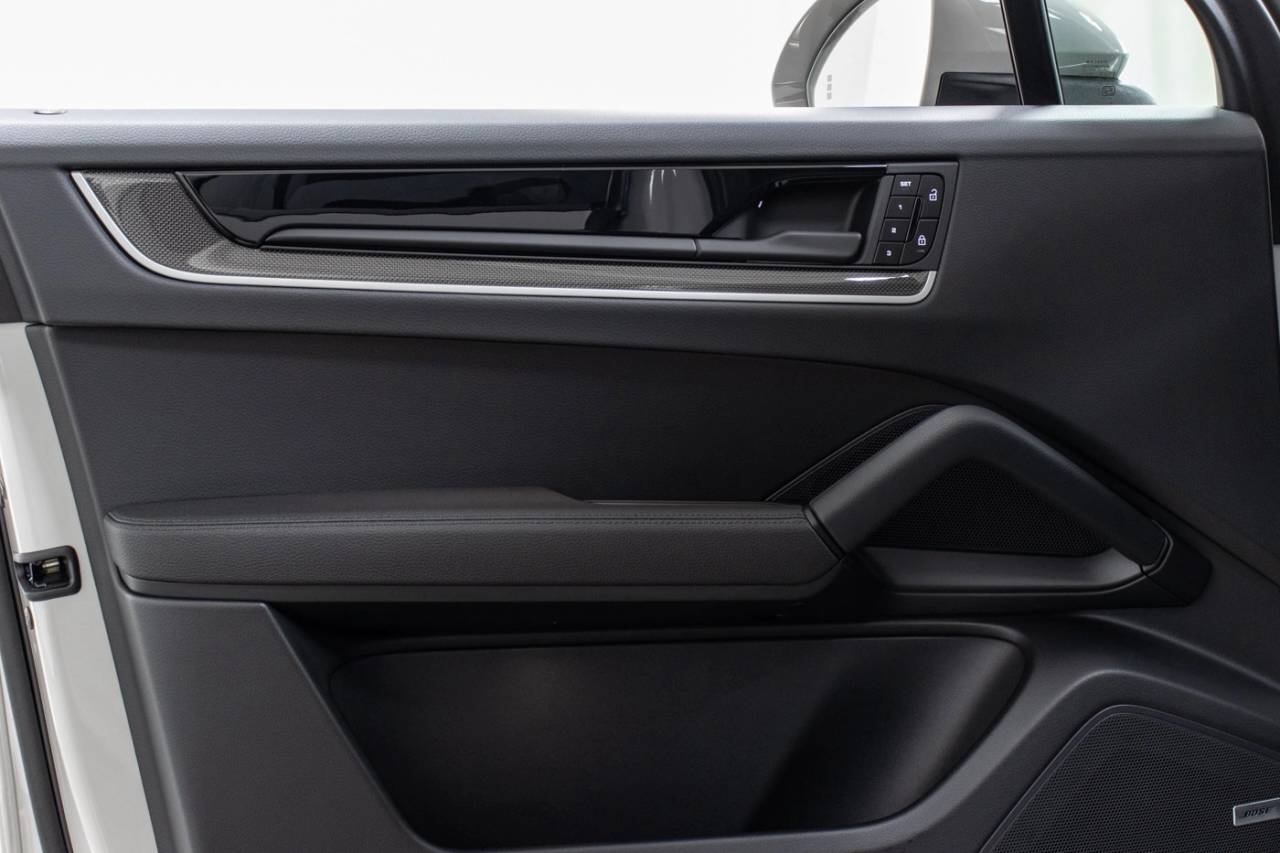 2025 Porsche Cayenne photo 13