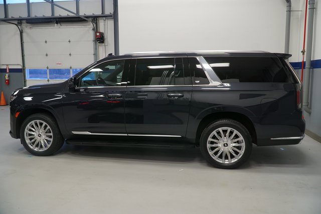 2023 Cadillac Escalade ESV Premium Luxury photo 2