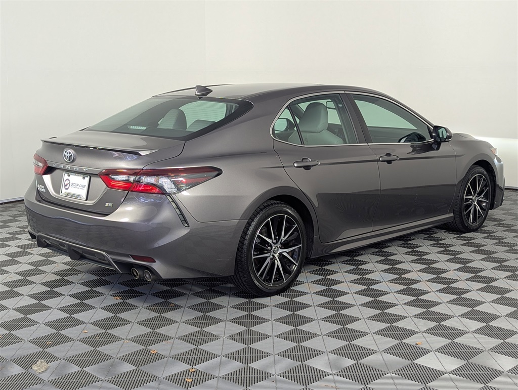 2022 Toyota Camry SE photo 6
