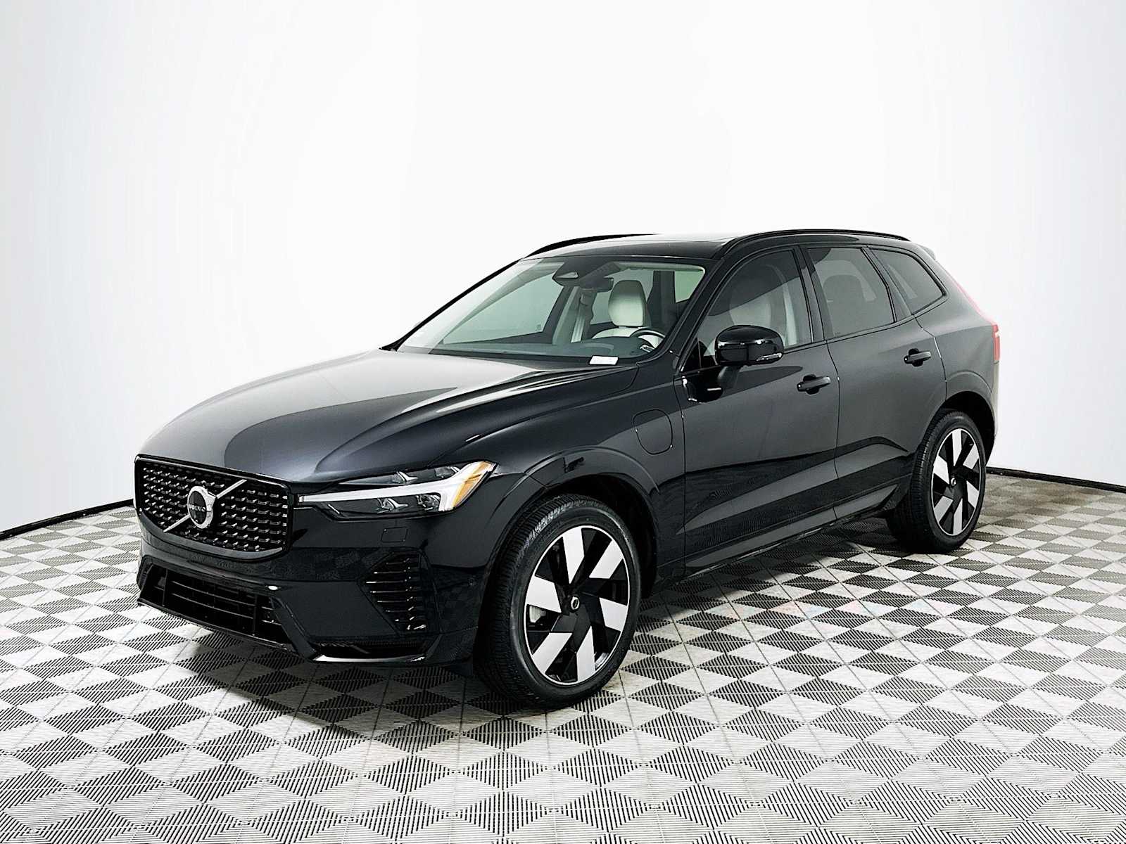 2025 Volvo XC60 T8 Plus photo 3
