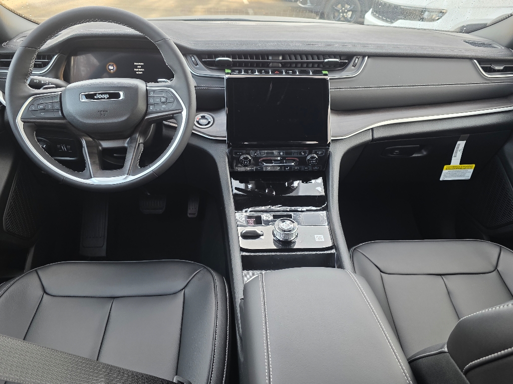 2025 Jeep Grand Cherokee Limited photo 2