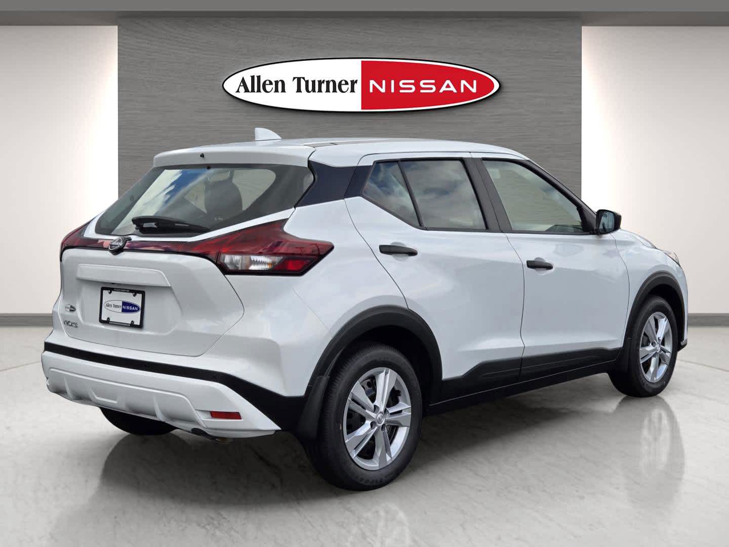 2025 Nissan Kicks Play S photo 2