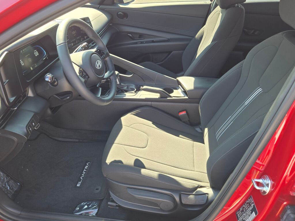 2025 Hyundai Elantra SEL Sport photo 14