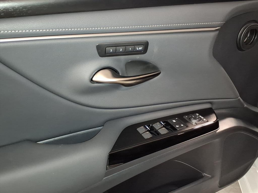 2025 Lexus ES 350 photo 4
