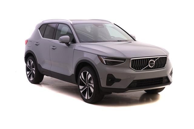 2025 Volvo XC40 photo 2