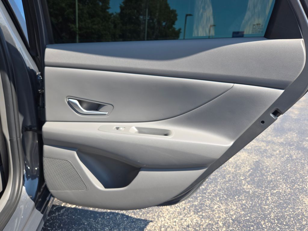 2023 Hyundai Elantra SEL photo 7