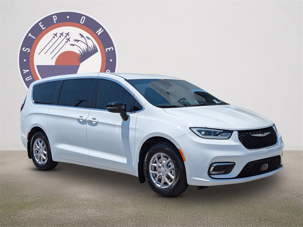 2026 Chrysler Pacifica photo 2