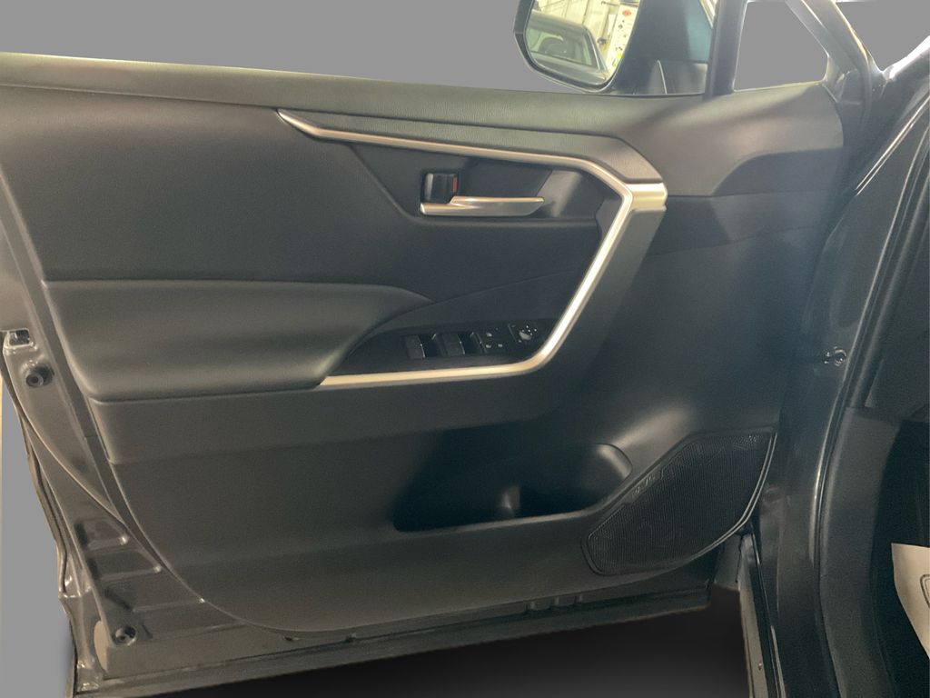 2023 Toyota RAV4 XLE photo 13