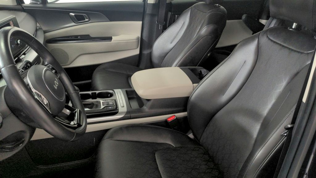 2024 Kia Carnival LX photo 15