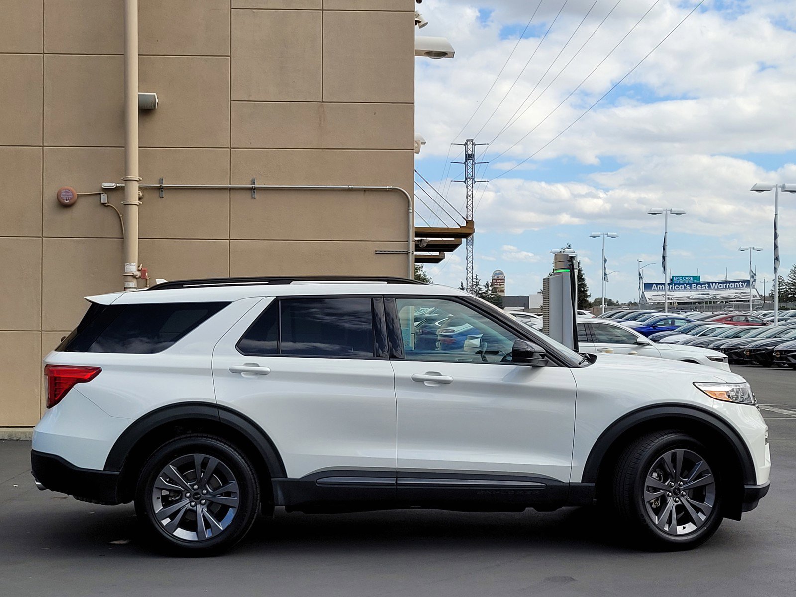 2022 Ford Explorer XLT photo 2