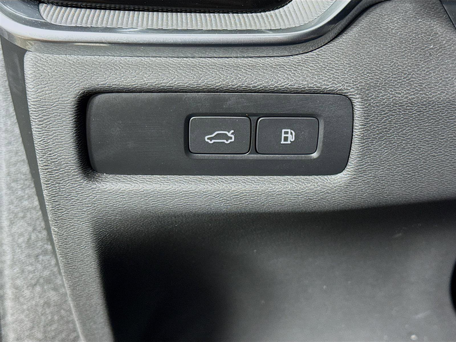 2024 Volvo S60 Recharge Ultimate Black Edition photo 10