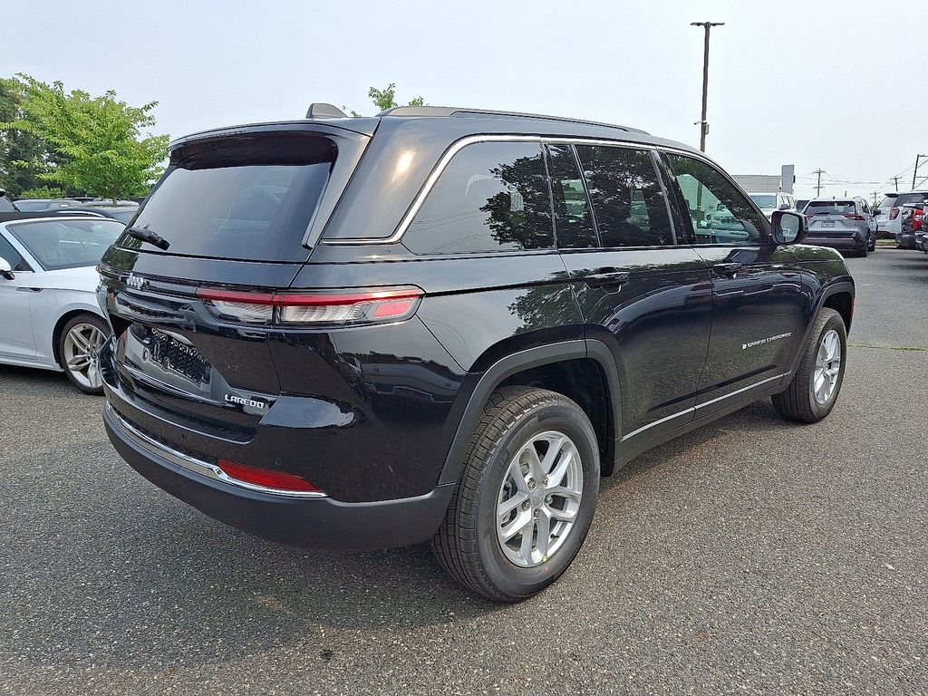 2025 Jeep Grand Cherokee Laredo X photo 3