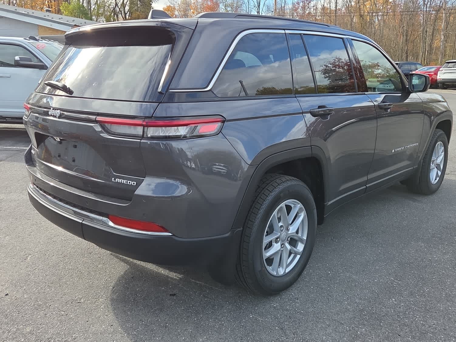 2025 Jeep Grand Cherokee Laredo photo 4