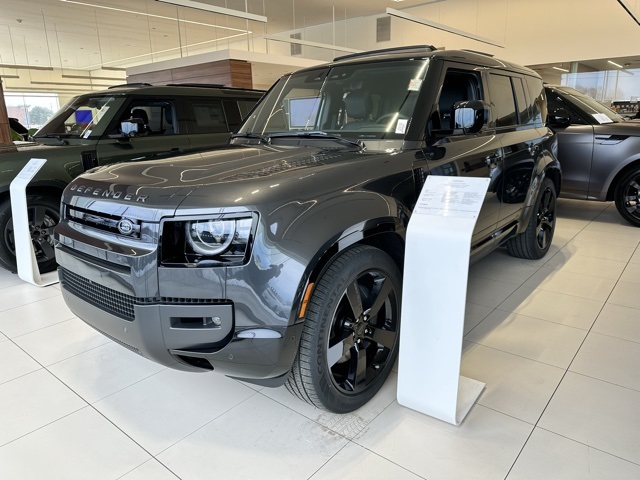 2026 Land Rover Defender X-Dynamic SE's photo