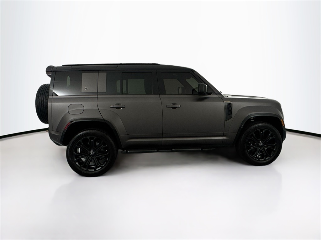 2025 Land Rover Defender 110 photo 4