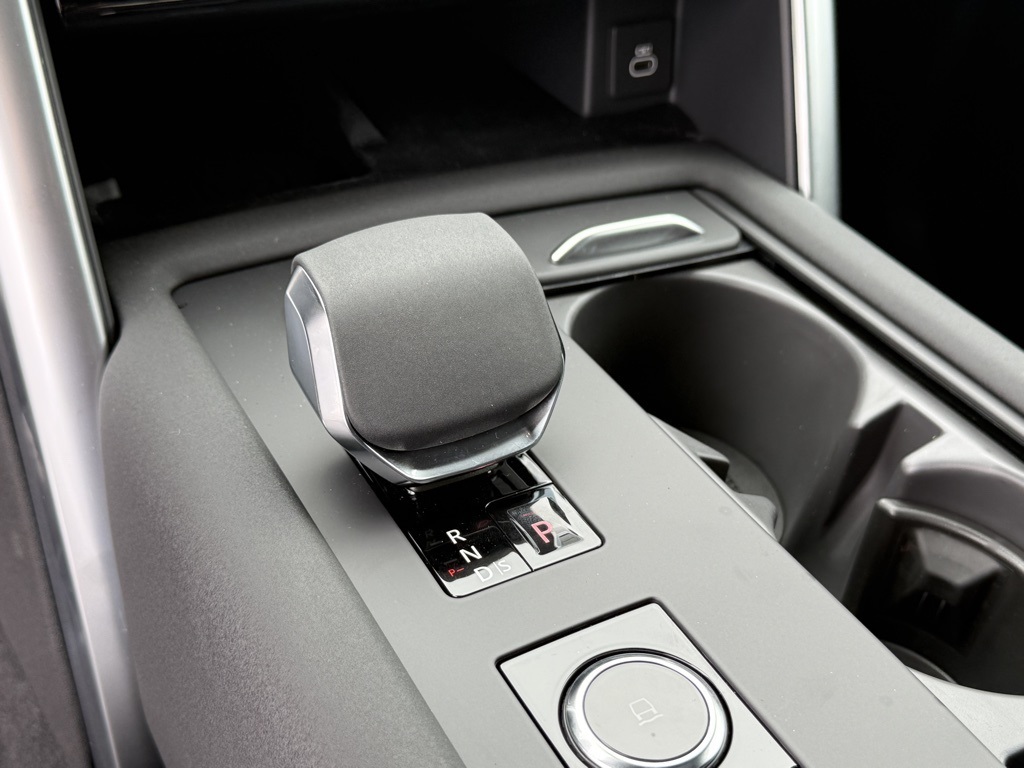 2025 Land Rover Discovery SE photo 18