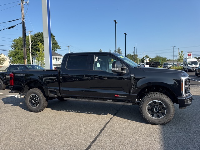 2025 Ford F-350 Lariat photo 2