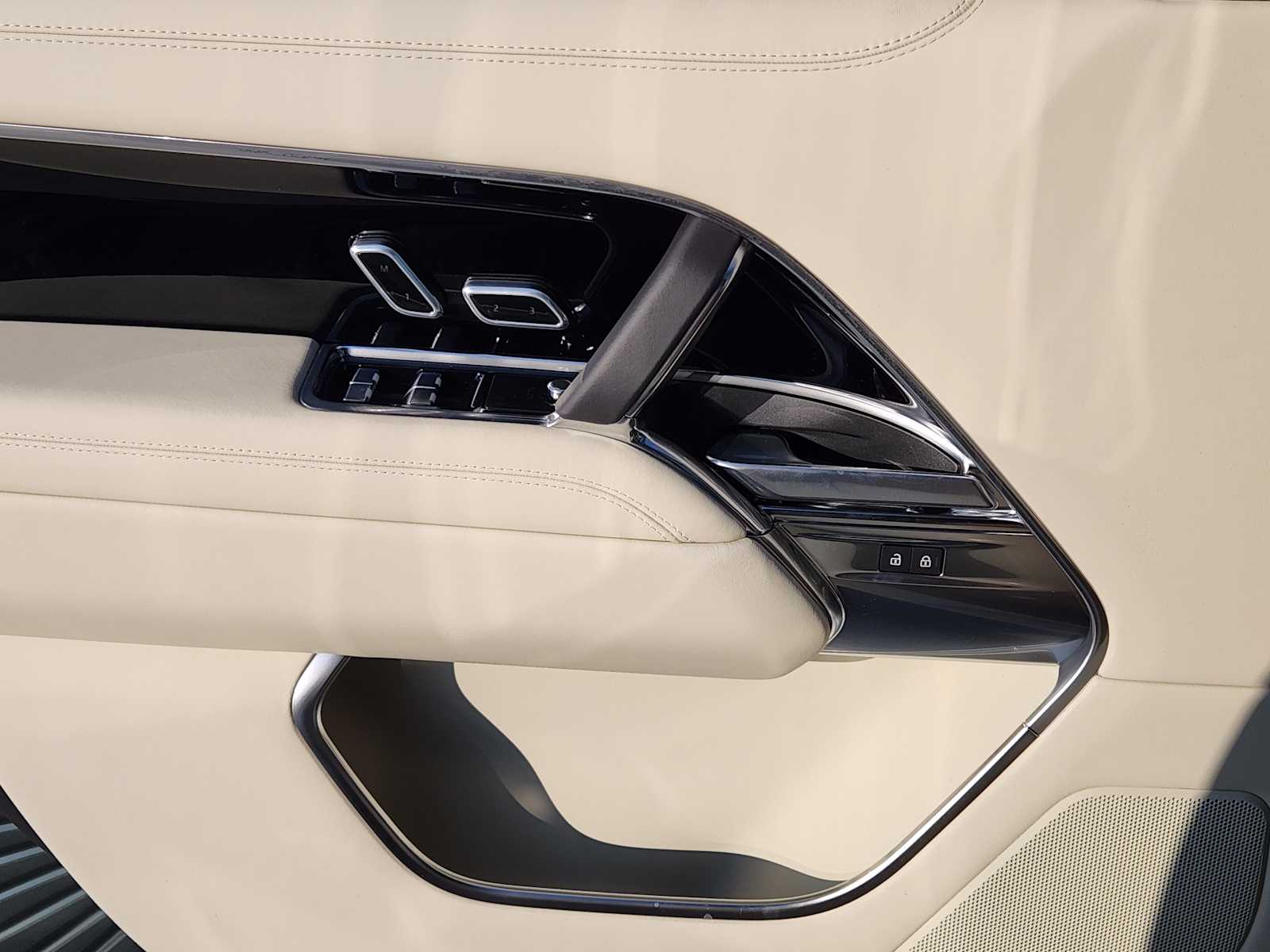 2025 Land Rover Range Rover SE photo 19