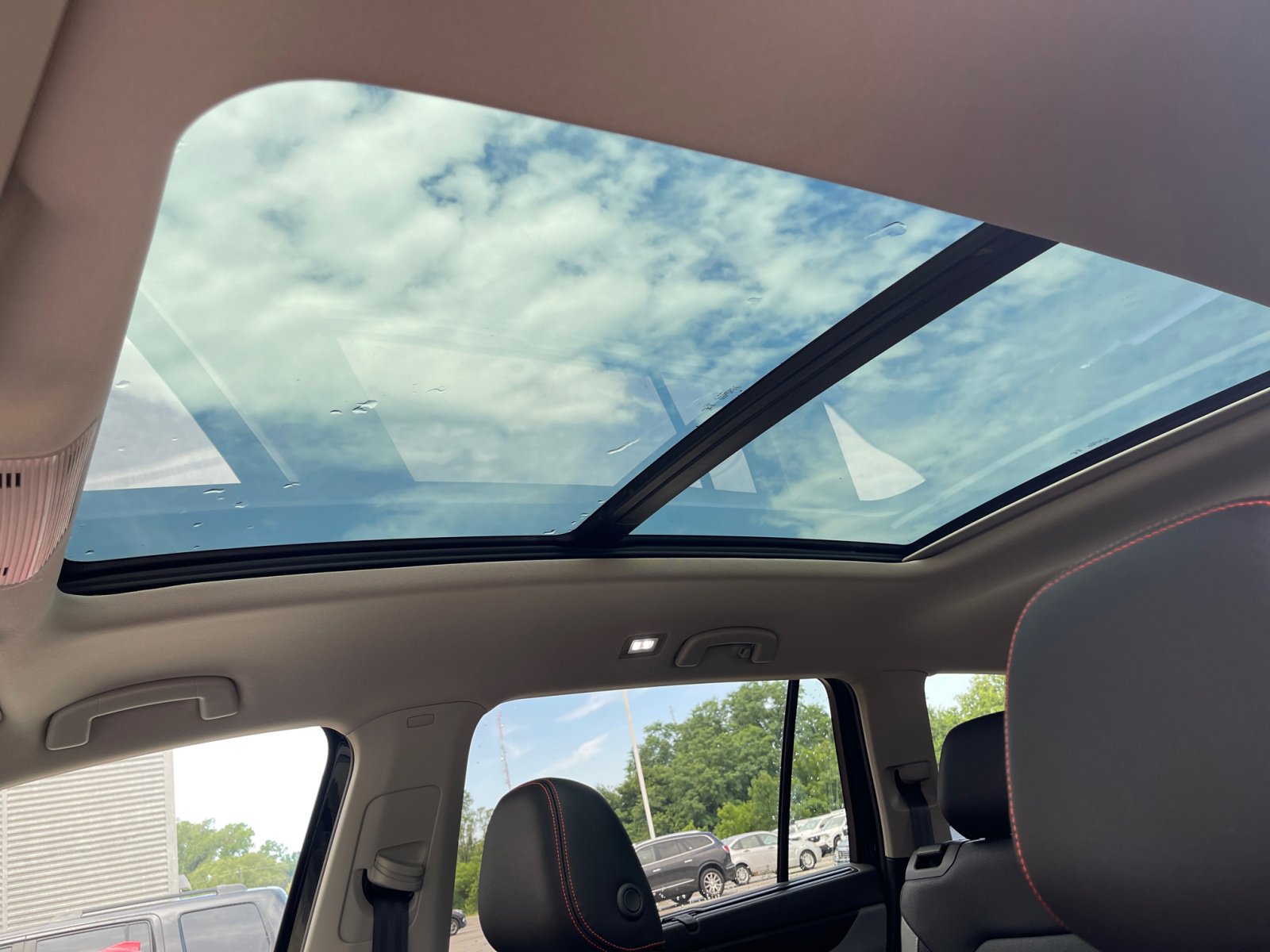 2025 Volkswagen Atlas Peak Edition SE photo 2