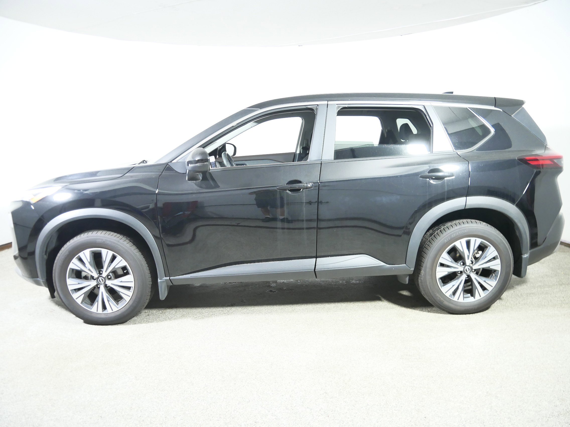 2022 Nissan Rogue SV photo 4