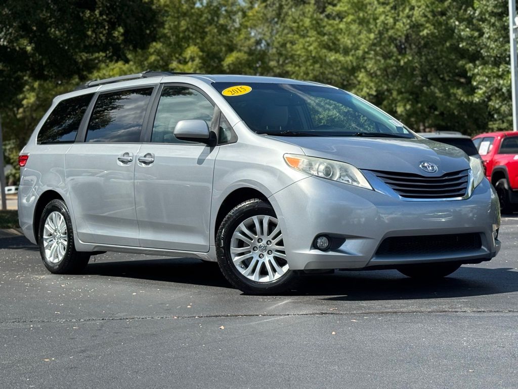 2015 Toyota Sienna XLE Premium photo 2