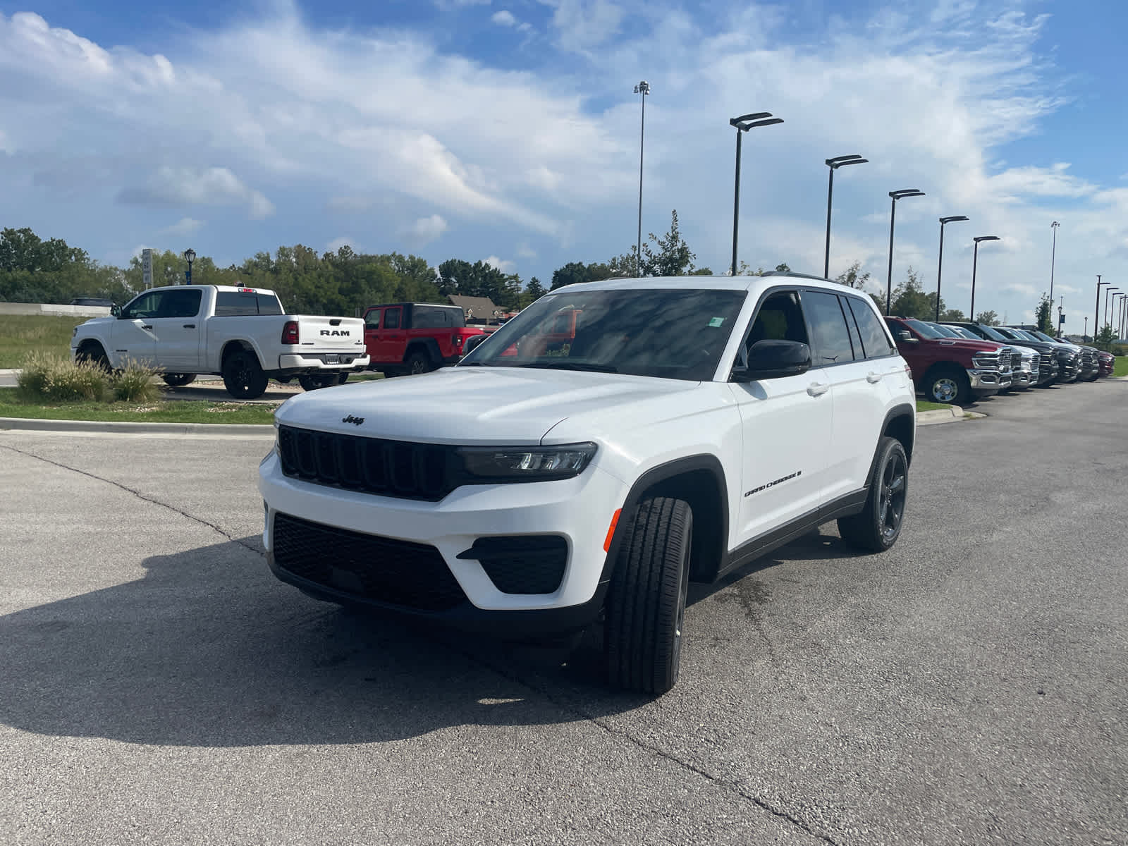 2025 Jeep Grand Cherokee Laredo photo 2