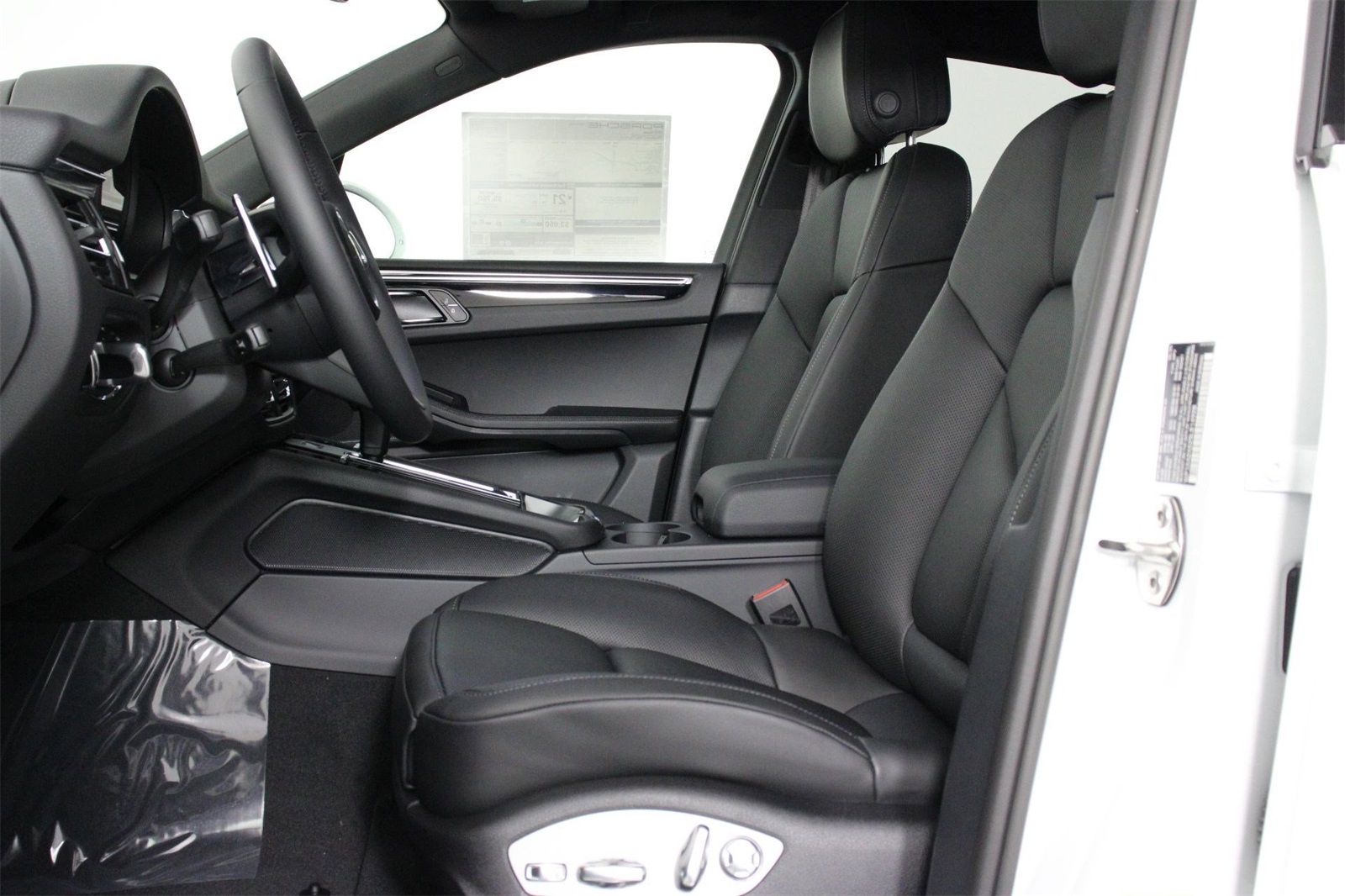 2025 Porsche Macan T photo 5