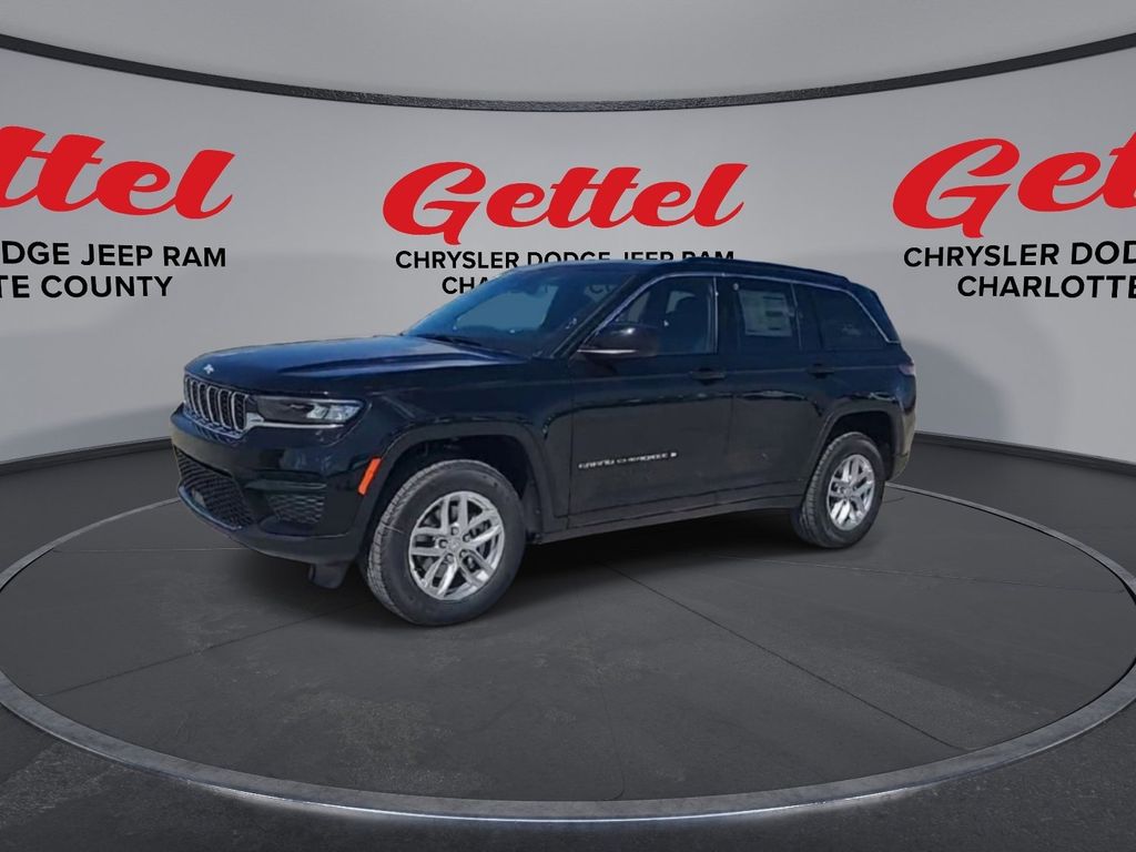 2025 Jeep Grand Cherokee Laredo photo 4